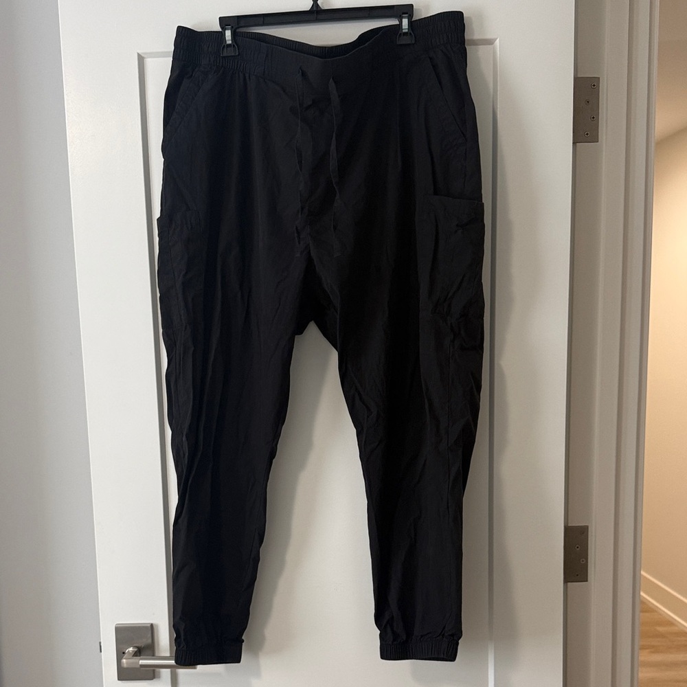 Women’s Black Cargo Jogger Pants | athleisure and travel